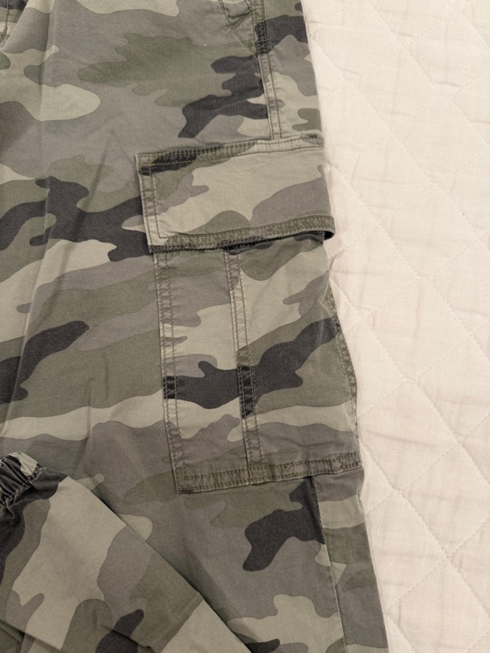 American Eagle Outfitters Women's Olive Green Camo Cargo Pants - Picture 3 of 5